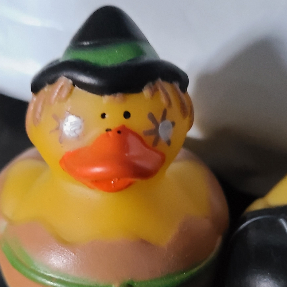 Lot Of 5 RUBBER DUCKIES - Picture 3 of 8